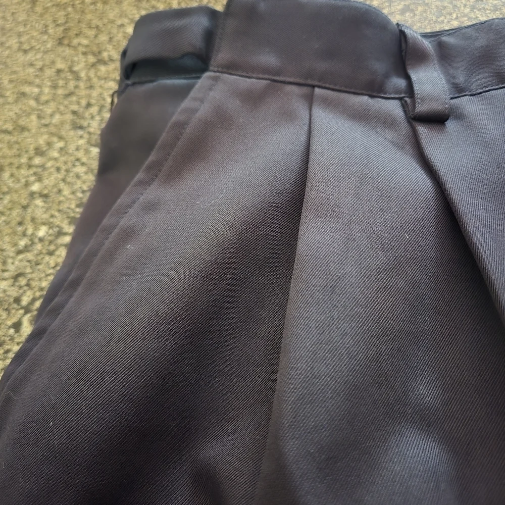IZOD Mens size 36W Pleated Front Shorts Black Rolled Side Seams Zip Button